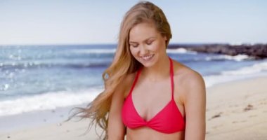 Sahilde neşeli genç bir kadının portresi.