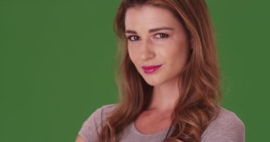 Pencerenin yanındaki güzel kadın yeşil ekranda kameraya gülümsüyor. Anahtar ya da birleşik olmak üzere yeşil ekranda.