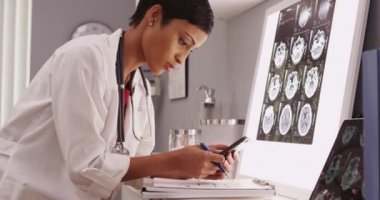 Beyin taramaları sonuçlarını manifatura genç çekici doktor
