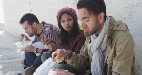 Grup Fericit Prieteni Care Mănâncă Fast Food — Videoclip de stoc
