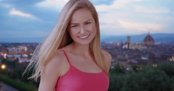 이탈리아 피렌체해질 카메라 앞에서 있었습니다 아름다운 여인은 플로렌스 경관을 행복해 — 비디오