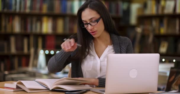 Estudiante Universitaria Latina Trabaja Ensayo Biblioteca Atractiva Mujer Hispana Con — Vídeos de Stock
