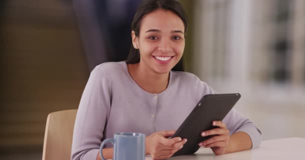 Happy Latina Girl Uses Tablet Lobby Office Building Smiling Hispanic — Stock Video