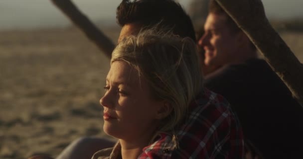 Pasangan Cantik Duduk Pantai Menonton Gelombang — Stok Video