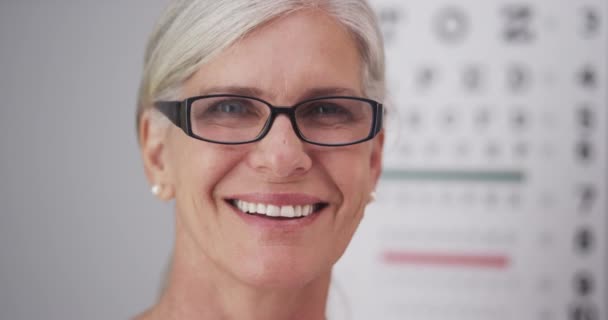 Schöne Reife Frau Trägt Rezeptpflichtige Brille — Stockvideo