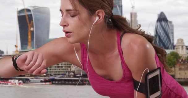 Zadýchaná Mladá Běžkyně Namáhavém Běhu Londýně Anglii Krátkou Pauzu Aktivní — Stock video