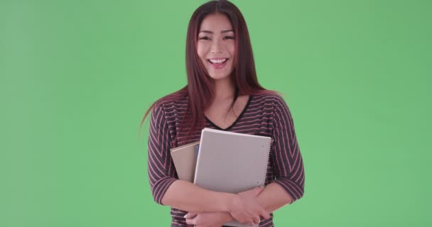 Studentka Azjatyckiego Uniwersytetu Uśmiechnięta Kamery Zielonym Ekranie Zielonym Ekranie Klucza — Wideo stockowe