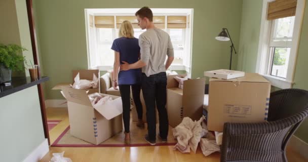 Młoda Para Wychodzi Swojego Nowego Mieszkania — Wideo stockowe