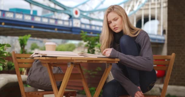 Die Fleißige Blondine Wird Abgelenkt Während Sie Draußen London Über — Stockvideo