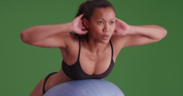 年轻健康的千禧年女子在绿色屏幕上锻炼球 用于键入或合成的绿色屏幕上 — 图库视频影像