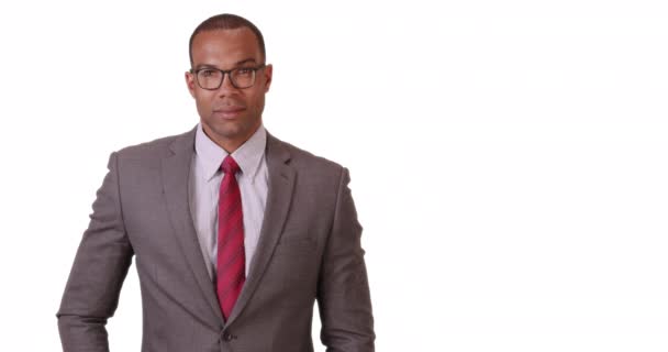 Hombre Negocios Negro Posa Para Retrato Sobre Fondo Blanco Ejecutivo — Vídeos de Stock