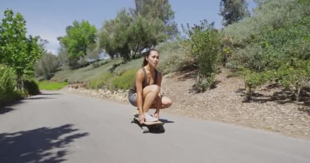 Femme Chinoise Skateboard Sur Route — Video