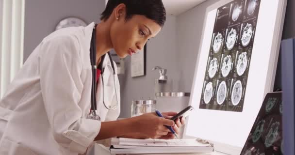 Junge Attraktive Arzt Sms Ergebnisse Von Gehirn Scans — Stockvideo
