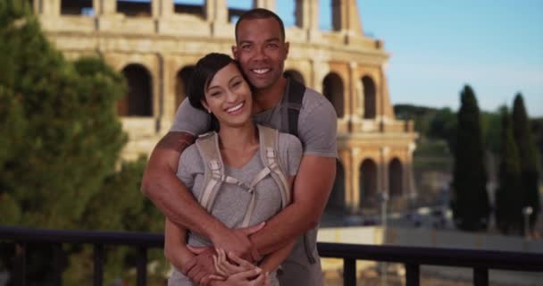 Hombres Mujeres Negros Enamorados Posan Tiernamente Cerca Del Coliseo Roma — Vídeos de Stock