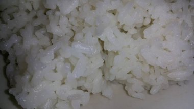 Beyaz pirincin yanına.