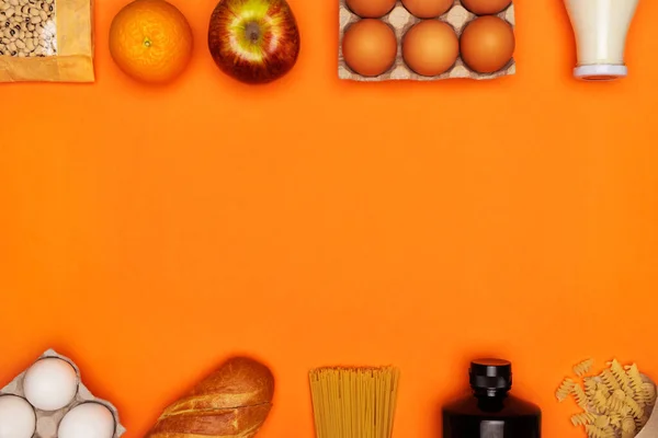 Здорова їжа, доставка, концепція пожертвування на помаранчевому фоні — стокове фото