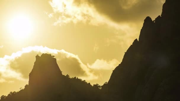 Grand coucher de soleil du soir sur le sommet des rochers laps de temps — Video