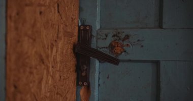 Birisi açmaya çalışıyor.