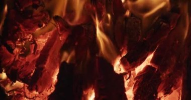 Odunlar fırında yanıyor.