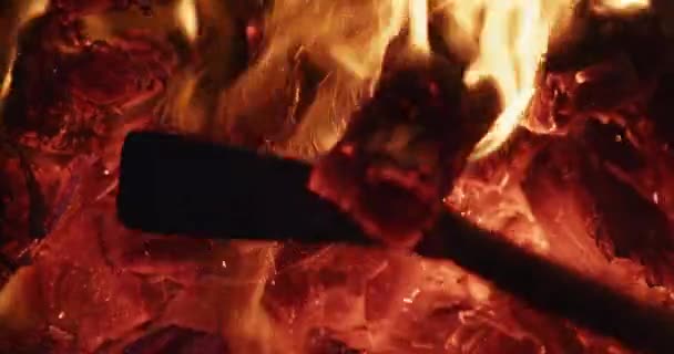 Burning logs in the oven — Stock Video