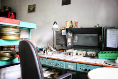 old place for cuttig, editing film