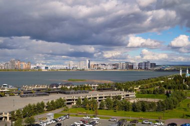 Kazan Panoraması. Kazanka Nehri ve Novo-Savinovsky Bölgesi manzarası. Bulutlu şehir manzarası