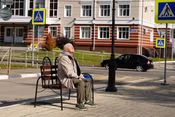 Äldre Man Vilar Bänk Och Njuter Solen — Stockfoto