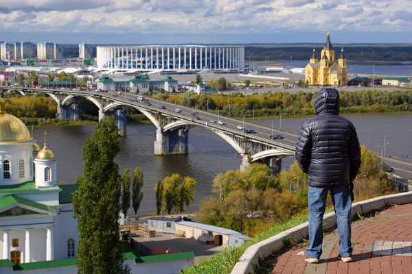 Człowiek Podziwia Panoramę Niżnego Nowogrodu Widok Nowy Stadion Most Kanavinsky — Zdjęcie stockowe