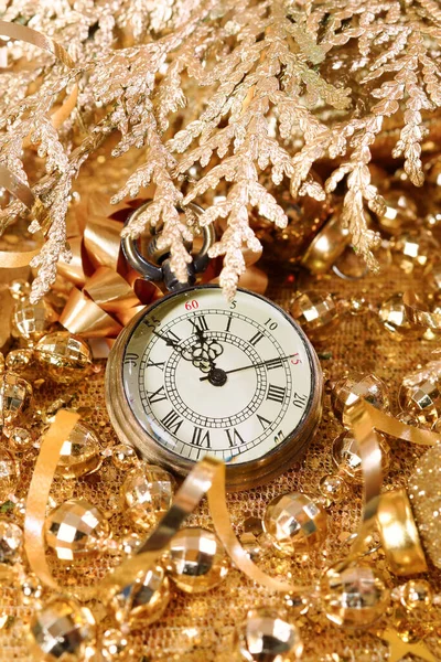 Novoroční Hodiny Zdobené Zlatým Cínem Vánočními Ozdobami Blahopřání Pozadí — Stock fotografie