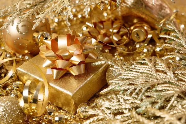 Prezent Noworoczny Złotym Pudełku Ozdobione Błyszczącymi Świecidełkami — Zdjęcie stockowe