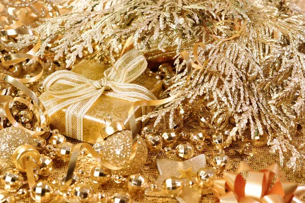 Regalo Año Nuevo Una Caja Oro Decorado Con Oropel Brillante —  Fotos de Stock
