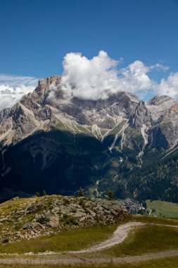 Dağlardaki dağ manzarası
