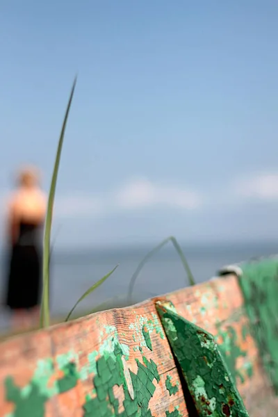 Fată Fată Țărm Barcă Textura Lemnului Assol Pânze Stacojii Fată — Fotografie, imagine de stoc