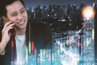 İşadamı, grafik ve grafikler, bilgisayar kullanımı, işletme finansmanı ve strateji muhasebe kavramının büyüyen grafik ve analiz verilerine işaret ediyor. Bilgisayar dizüstü bilgisayarından grafikler, iş büyüme kavramı.