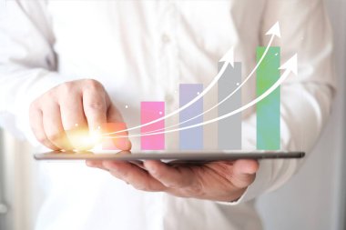 İşadamı, grafik ve grafikler, bilgisayar kullanımı, işletme finansmanı ve strateji muhasebe kavramının büyüyen grafik ve analiz verilerine işaret ediyor. Bilgisayar dizüstü bilgisayarından grafikler, iş büyüme kavramı.