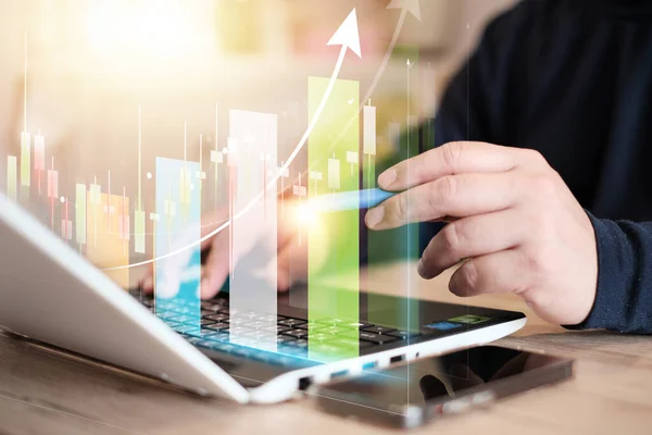 İşadamı, grafik ve grafikler, bilgisayar kullanımı, işletme finansmanı ve strateji muhasebe kavramının büyüyen grafik ve analiz verilerine işaret ediyor. Bilgisayar dizüstü bilgisayarından grafikler, iş büyüme kavramı.