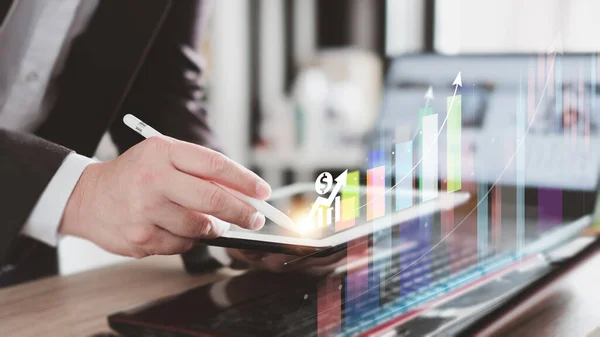 İşadamı, grafik ve grafikler, bilgisayar kullanımı, işletme finansmanı ve strateji muhasebe kavramının büyüyen grafik ve analiz verilerine işaret ediyor. Bilgisayar dizüstü bilgisayarından grafikler, iş büyüme kavramı.