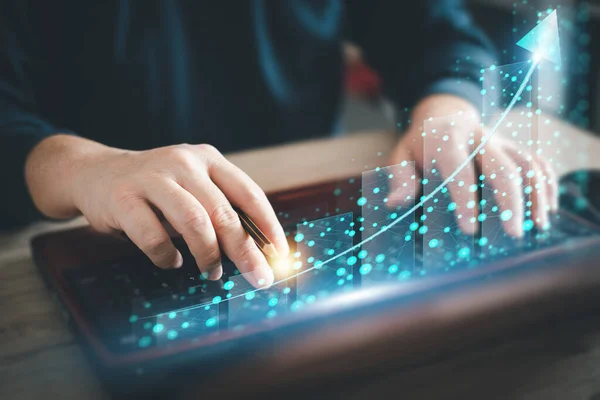 İşadamı, grafik ve grafikler, bilgisayar kullanımı, işletme finansmanı ve strateji muhasebe kavramının büyüyen grafik ve analiz verilerine işaret ediyor. Bilgisayar dizüstü bilgisayarından grafikler, iş büyüme kavramı.