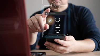 Tablet üzerinde çalışan siber güvenlik uzmanı, İnternet 'teki hackerlardan ağı korumak için çalışan bilişim mühendisi. Çevrimiçi gizlilik ve kişisel veri koruması için güvenli erişim.
