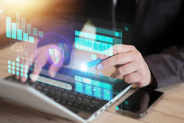 Tablet üzerinde çalışan siber güvenlik uzmanı, İnternet 'teki hackerlardan ağı korumak için çalışan bilişim mühendisi. Çevrimiçi gizlilik ve kişisel veri koruması için güvenli erişim.