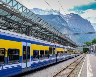 İsviçre 'de bir tren istasyonundan manzara.