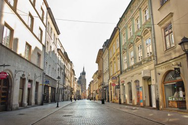 Krakow, Polonya - 27 Mart 2020 'de Krakow, Polonya' da karantina sırasında yaşlı Krakow 'un boş sokakları