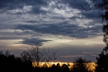 Bulutlarla kaplı akşam manzarası
