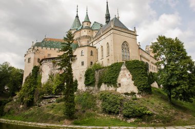 Bojnice, Slovakya 'daki 12. yüzyıl antik kalesi