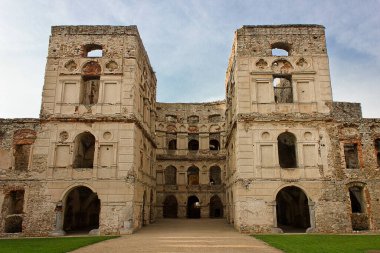 Eski Polonya kalesi Kryzhtopor. Polonya ve Avrupa 'nın manzaraları
