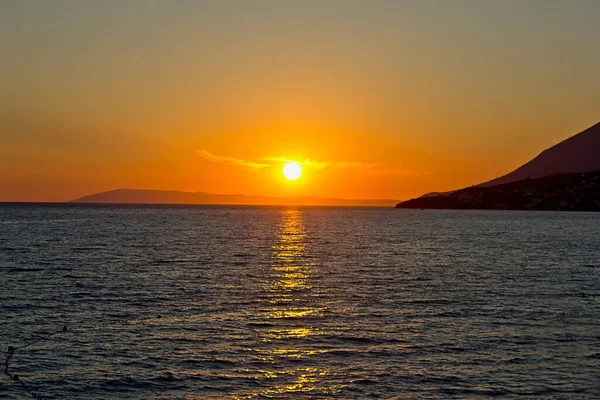海で鮮やかなカラフルな夕日を眺めましょう アドリア海 クロアチア — ストック写真