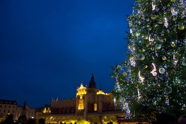 Krakow 'daki Noel ağacı Sukennica' nın arka planına karşı merkez meydanda