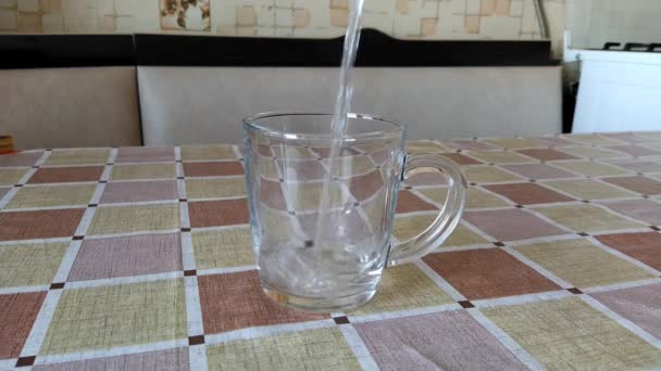 Wasser wird in ein transparentes Glas gegossen — Stockvideo