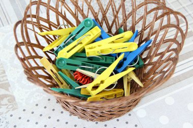 Hasır sepette çok renkli mandallar, yakın plan.