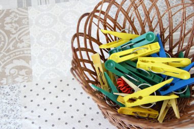 Hasır sepette çok renkli mandallar, yakın plan.